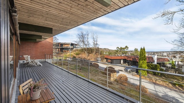 Utsikten over Sandefjord kan nytes fra store deler av terrassen.