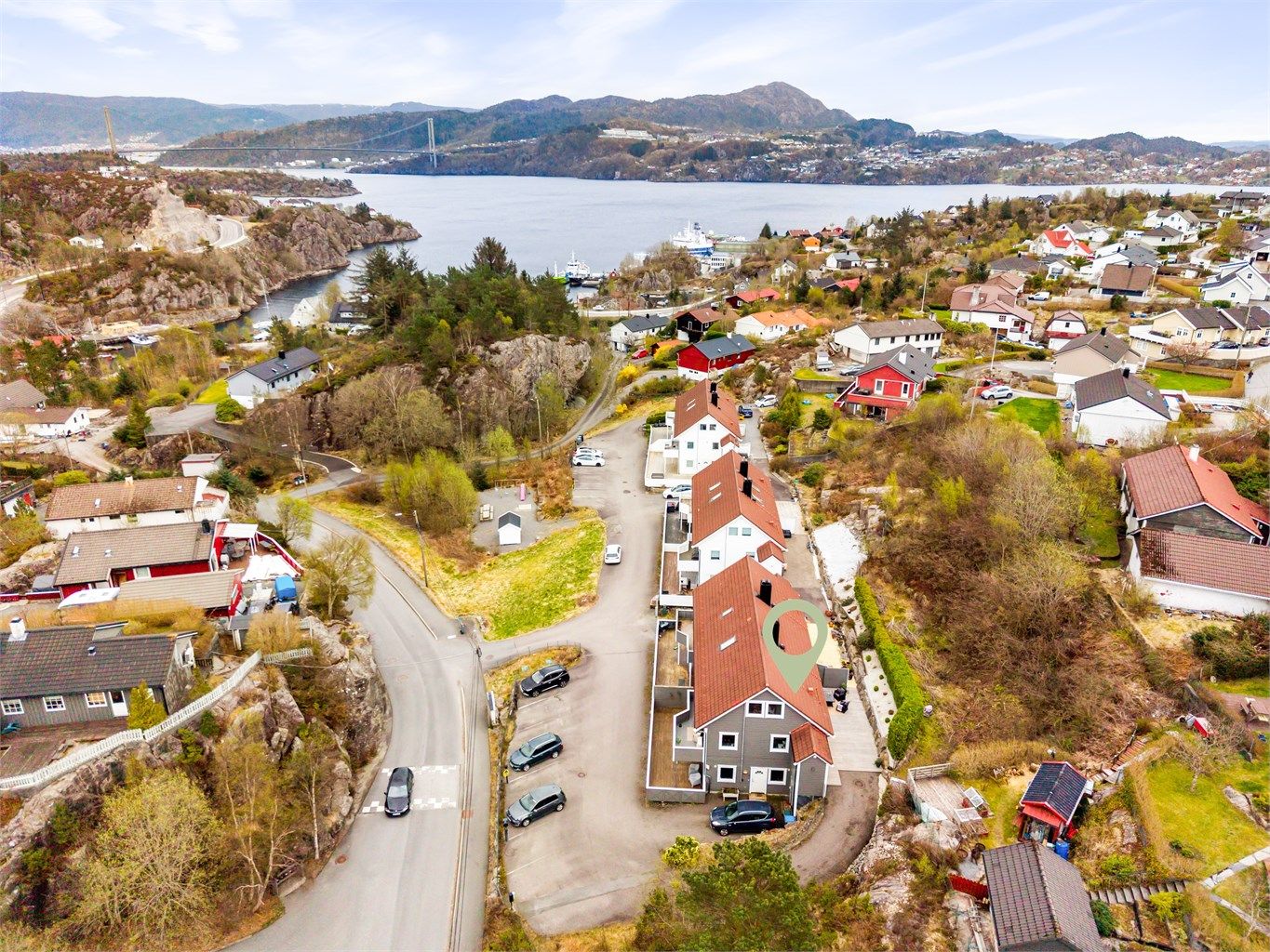 Boligen ligger i et etablert og populært boligområde på Askøy, med nærhet til sjøen.