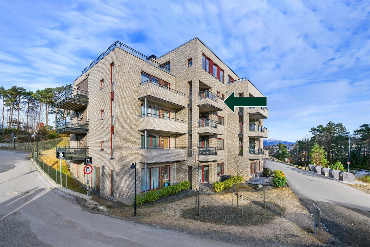 Bygget har en moderne og solid teglfasade som gir et tidløst og vedlikeholdsvennlig uttrykk 