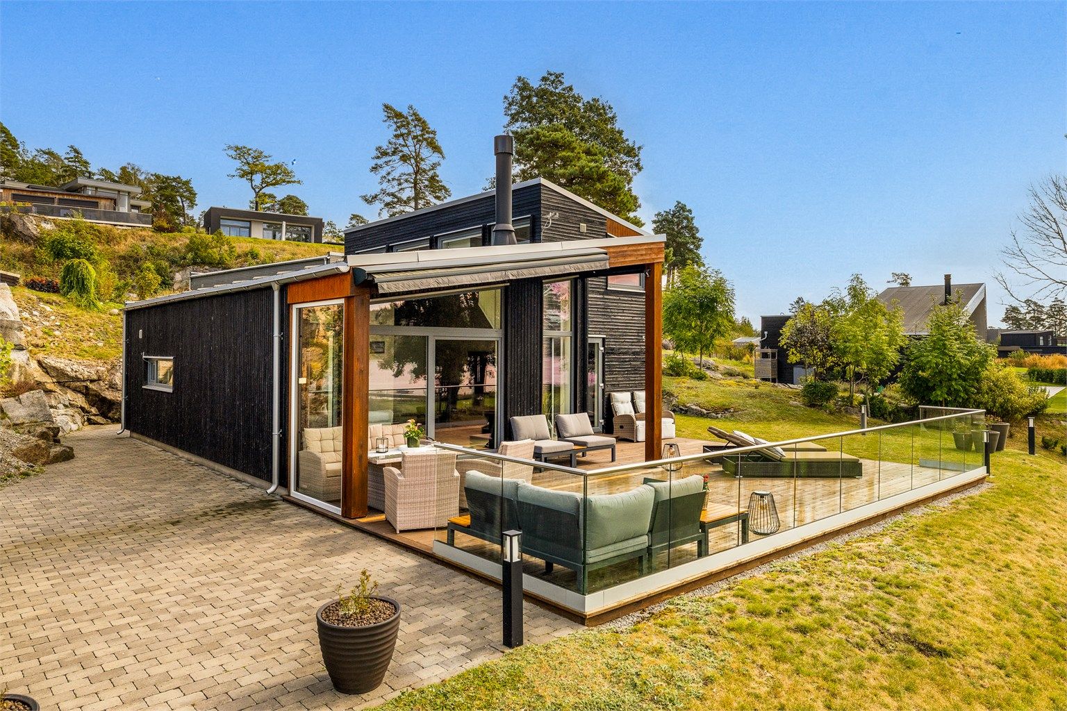 Hytta underordner seg landskapet og samtidig står den fram som definerte definerte bygningskropper.