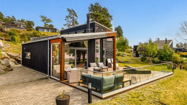 Hytta underordner seg landskapet og samtidig står den fram som definerte definerte bygningskropper.