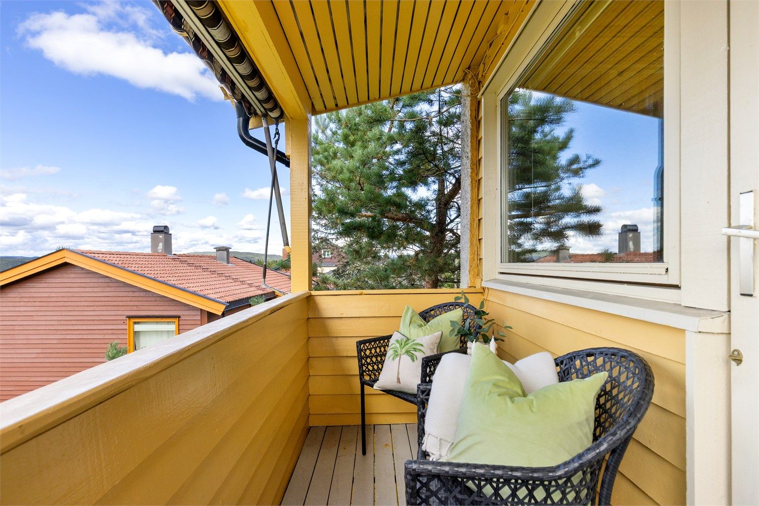Balkongen er belagt med terrassebord og har både belysning og stikkontakt