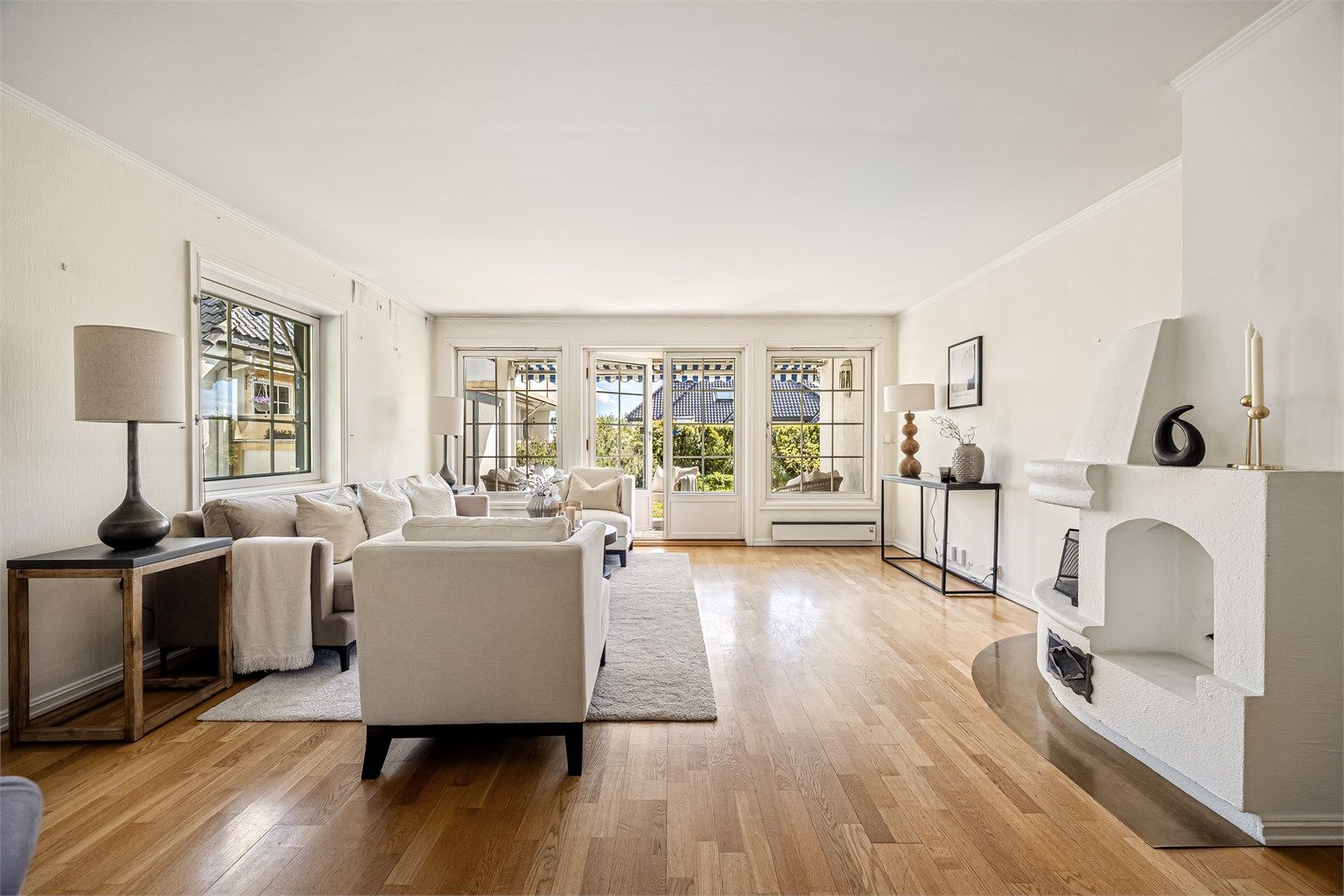 Romslig stue med store vindusflater og gode lysforhold.