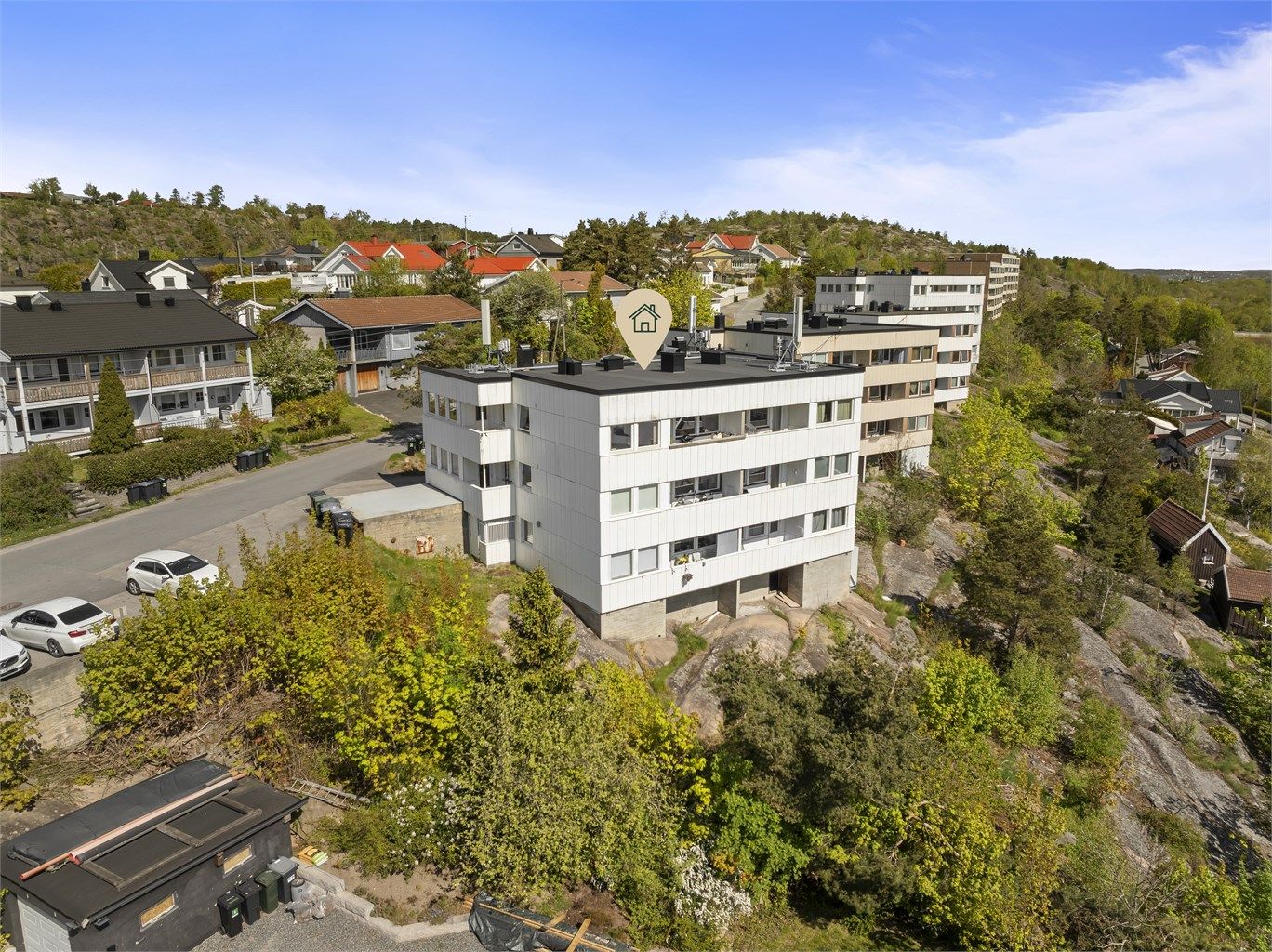 Leiligheten er luftig, lyst og nærmest innsynsfritt beliggende i høyden av øverste etasje - få trinn opp fra hovedinngangen.