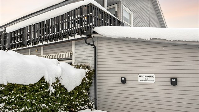 Leiligheten disponerer to faste utvendige parkeringsplasser - Rett ved leiligheten (adkomst fra Gamle Drammensvei)