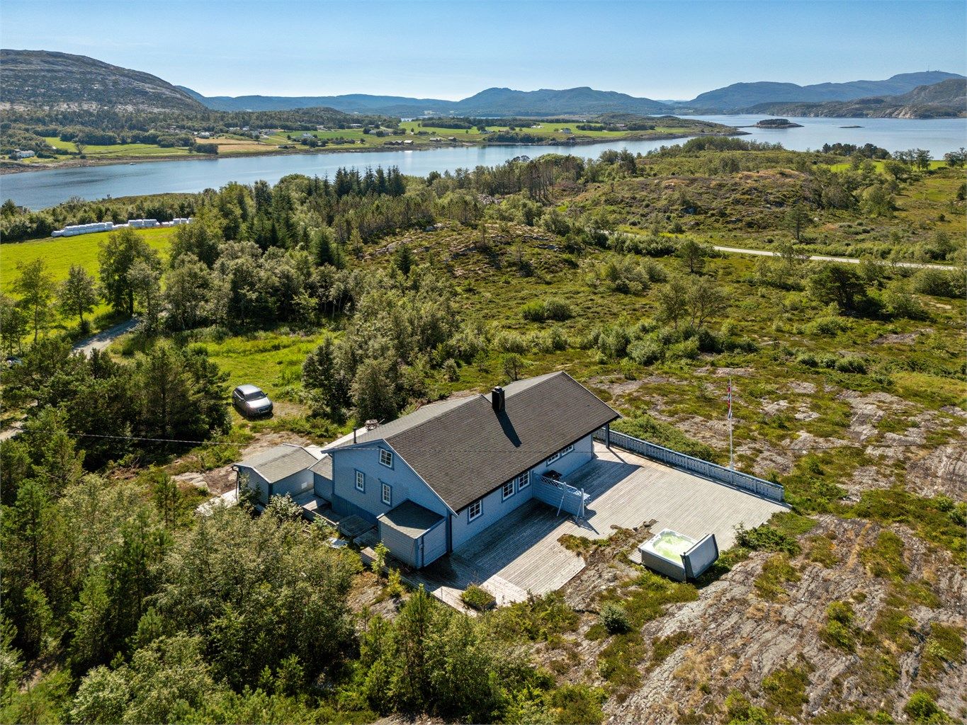 Det er oppført tre praktiske utvendige boder med gode lagringsmuligheter. 