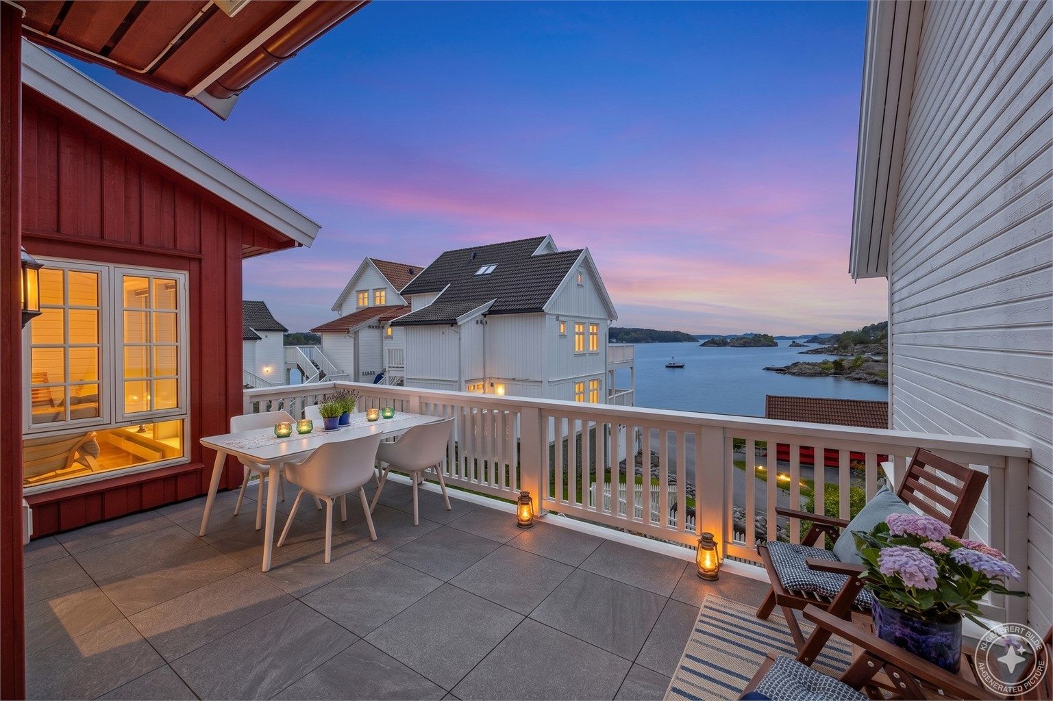 Lun terrasse med god plass til sittegrupper og grill.