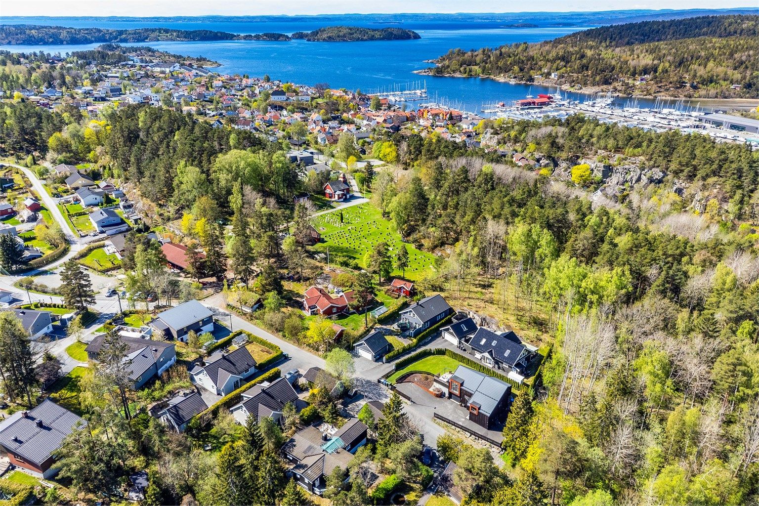 Til sjøen og sjarmerende Son sentrum er det gangavstand, korteste vei er på sti gjennom skogen bak boligen.