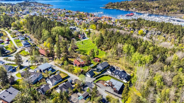 Til sjøen og sjarmerende Son sentrum er det gangavstand, korteste vei er på sti gjennom skogen bak boligen.