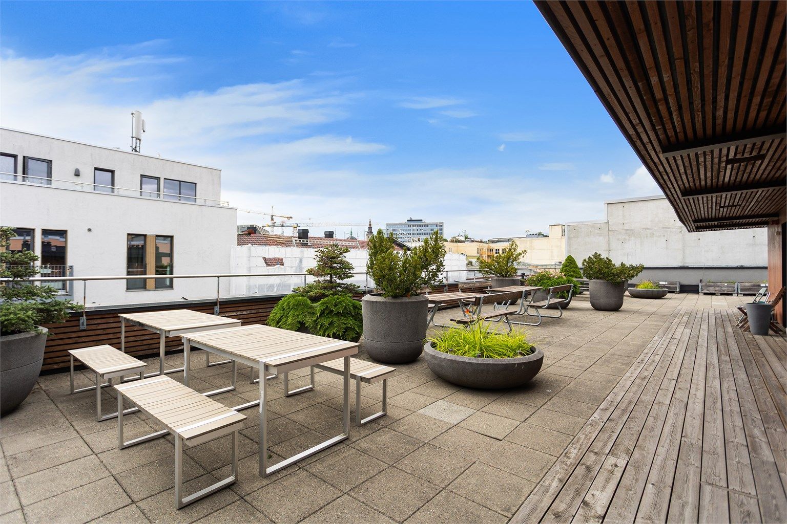 Borettslaget har en stor og innbydende felles takterrasse med flere hyggelige sittegrupper og frodig beplantning. Her er det i tillegg tilhørende bad og kjøkken som beboerne kan benytte seg av. 