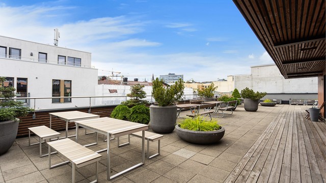 Borettslaget har en stor og innbydende felles takterrasse med flere hyggelige sittegrupper og frodig beplantning. Her er det i tillegg tilhørende bad og kjøkken som beboerne kan benytte seg av.
