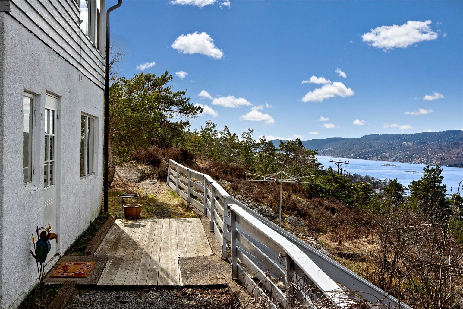 Utenfor kjelleretasjen er det anlagt en terrasse på 20 m² på en støpt såle.