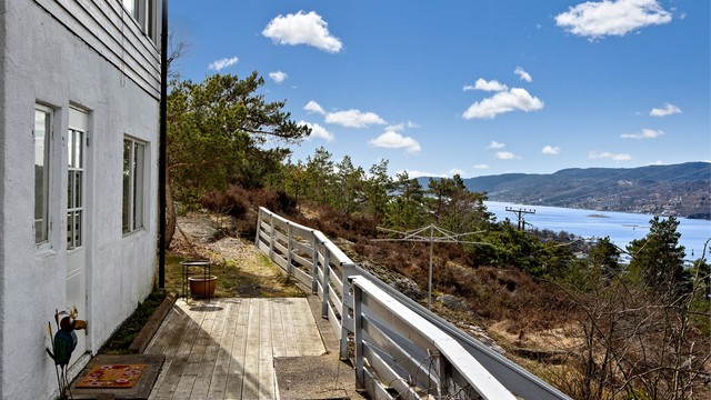 Utenfor kjelleretasjen er det anlagt en terrasse på 20 m² på en støpt såle.