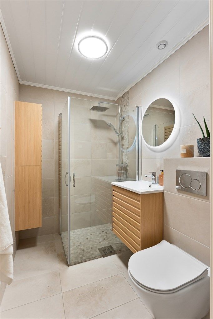 Her er det gulvvarme, vegghengt toalett, dusjhjørne og mekanisk avtrekk.