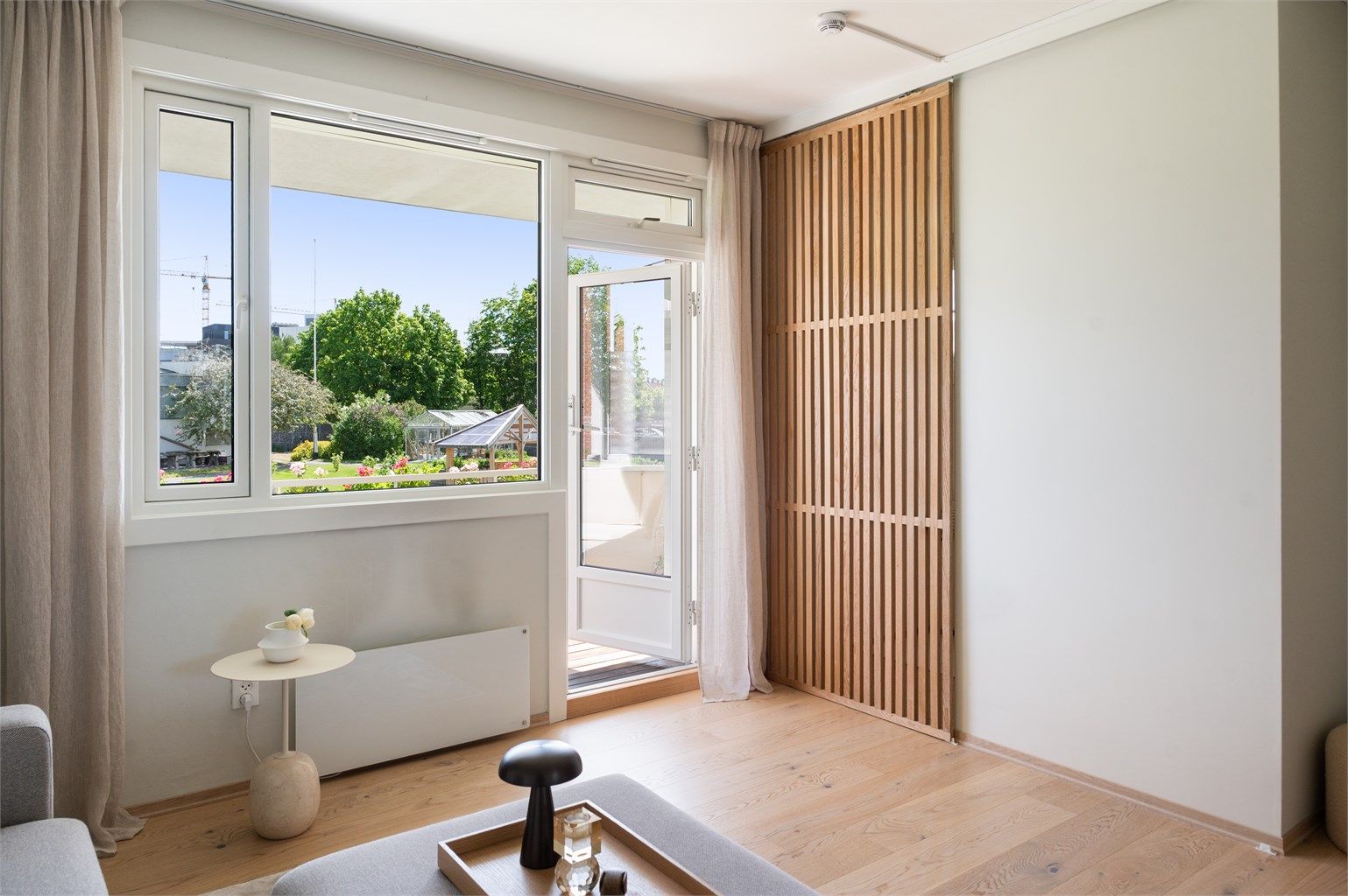 Herfra er det også utgang til boligens sørøstvendte balkong på ca. 7 m².