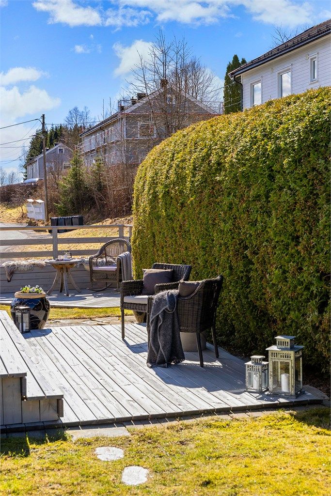 Uteplassene innbyr til sosialt samvær.