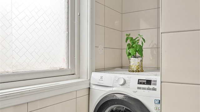 Det er praktisk opplegg for vaskemaskin på badet.