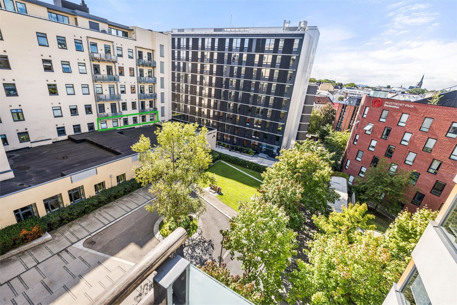 Leiligheten ligger en hel etasje opp fra bakkeplan, helt skjermet for sjenanse fra gateplan.