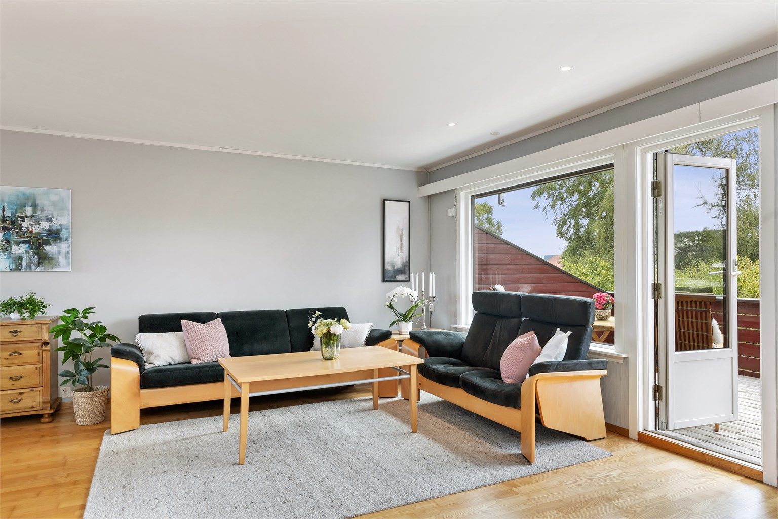 Store vinduer slipper inn godt med lys i sittegruppen.