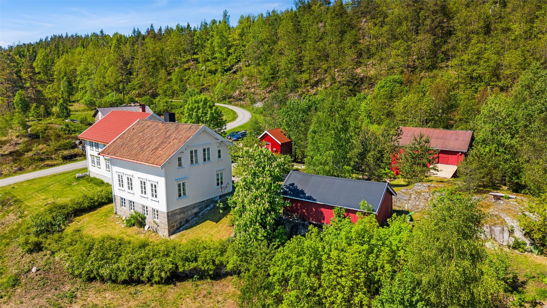 Eiendommen byr på en stor naturtomt med låve, stabbur og garasje, og rikelig med boltreplass.
Foto: [Sørvær Media