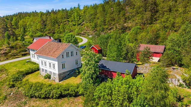 Eiendommen byr på en stor naturtomt med låve, stabbur og garasje, og rikelig med boltreplass.
Foto: [Sørvær Media