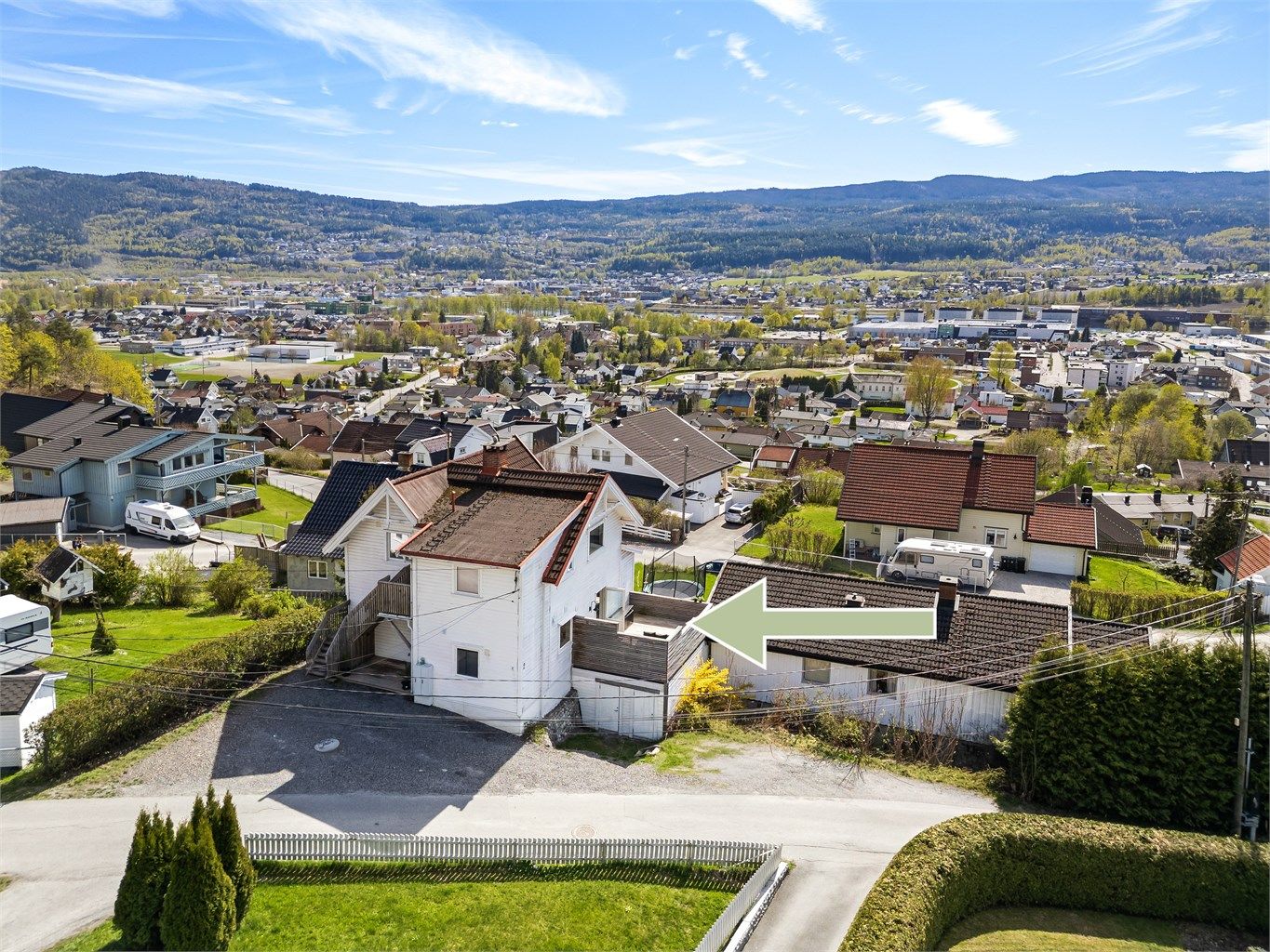 Beliggenheten i Fjellheimveien gir nærhet til både sentrumstilbud og marka.