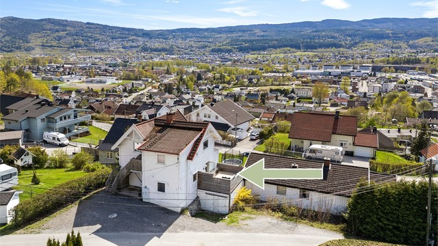 Beliggenheten i Fjellheimveien gir nærhet til både sentrumstilbud og marka.