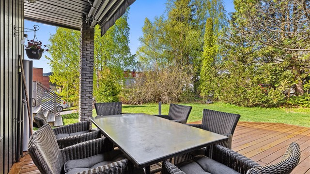 Usjenert uteplass med adkomst direkte til det grønne. Plassen har også montert infravarme som er fint når det blir litt kjøligere. Terrassemarkisen gir fint le for både sol og regnskur