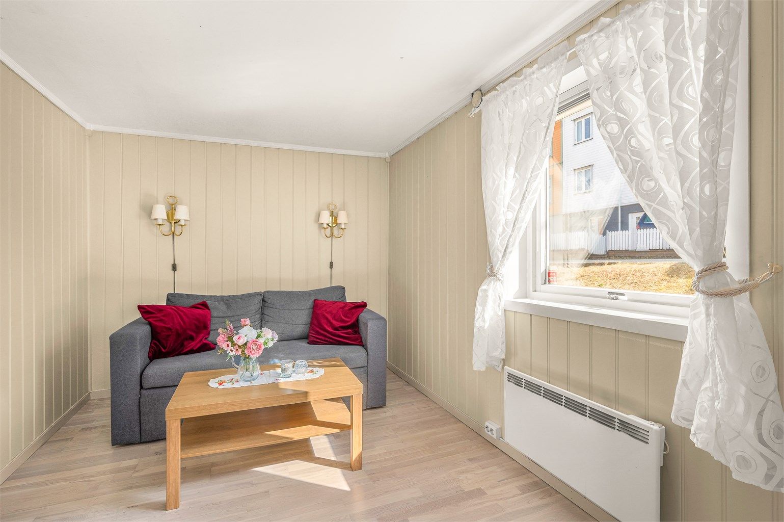 Også i 1. etasje har man plass til sofagruppe og spisegruppe. 