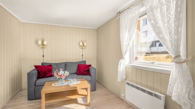 Også i 1. etasje har man plass til sofagruppe og spisegruppe.