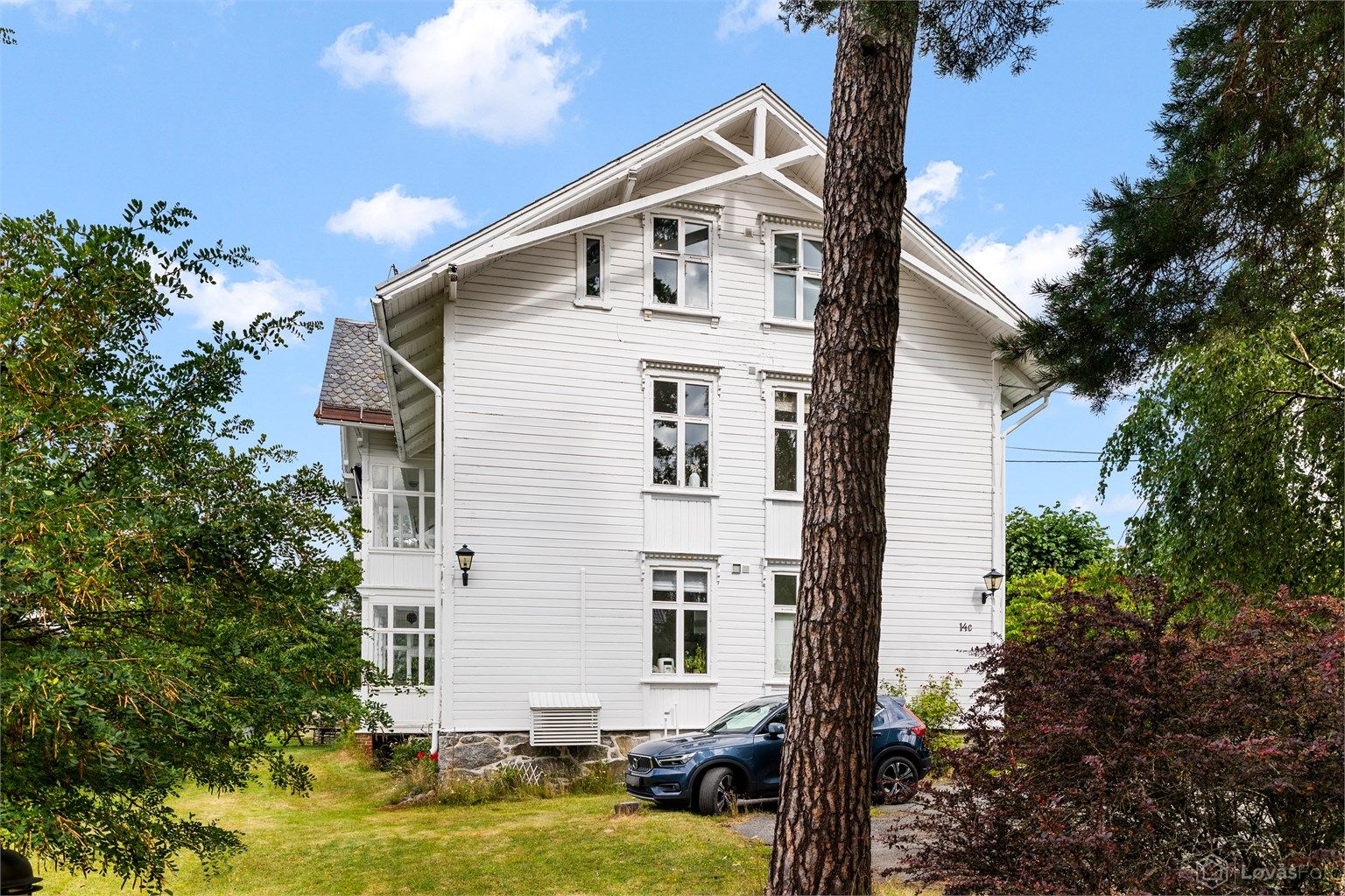 Leiligheten har en parkeringsplass på felles gårdsplass. Det er også en gjesteplass på gårdsplassen