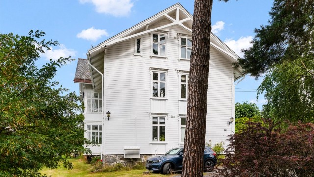 Leiligheten har en parkeringsplass på felles gårdsplass. Det er også en gjesteplass på gårdsplassen
