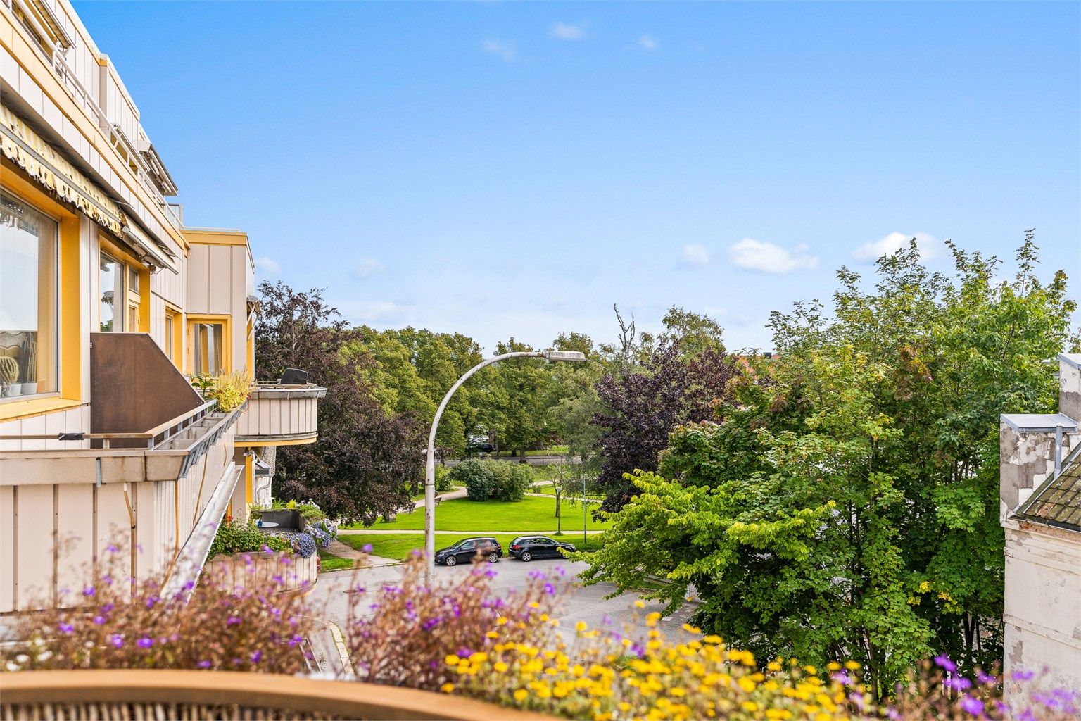 Leiligheten har en luftig plassering i tredje etasje. Fra balkongen på sydsiden sees blant annet Jernbaneparken, én av flere grønne lunger i nærmiljøet.