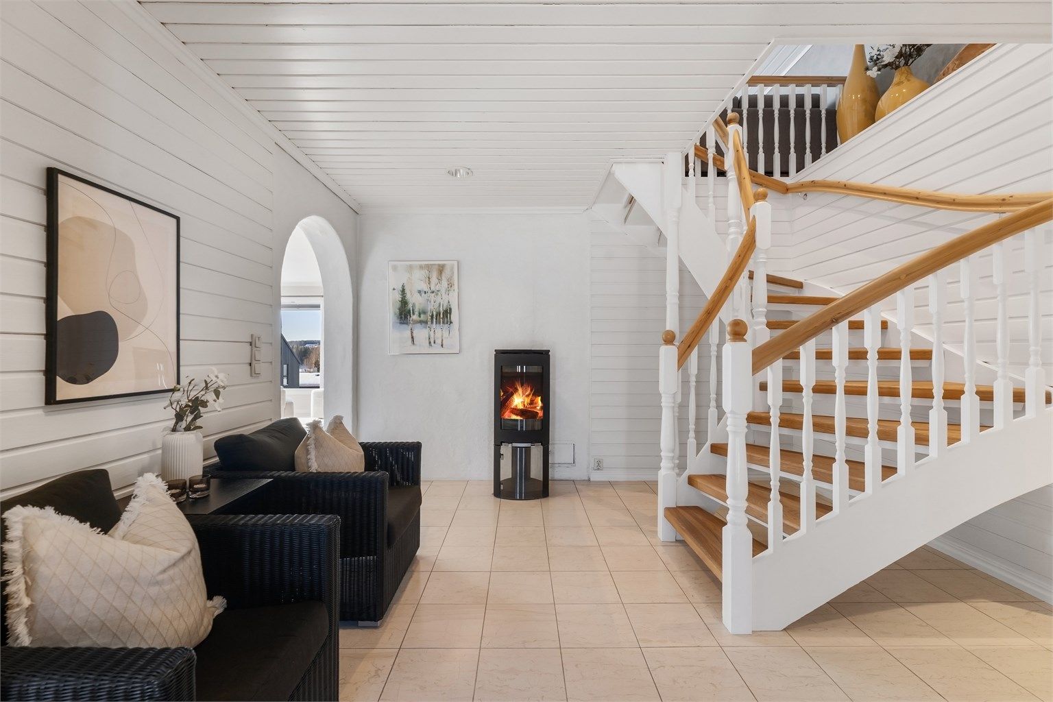 Fra trappegangen er det åpen tilgang videre inn til stuen.