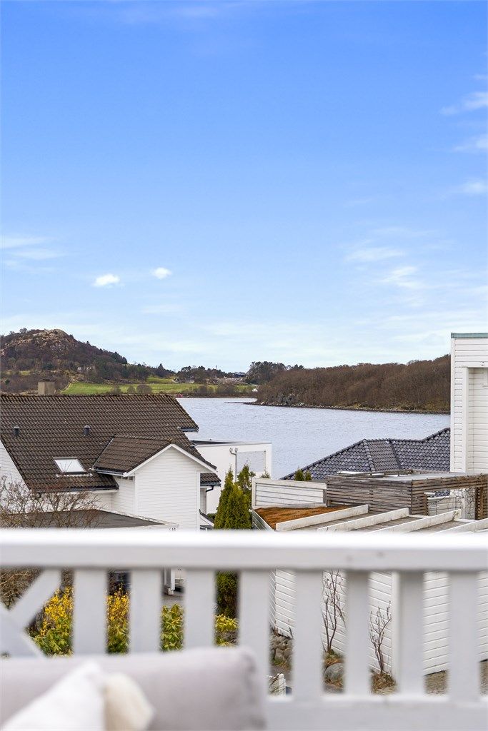 Hafrsfjord er nærmeste nabo. 