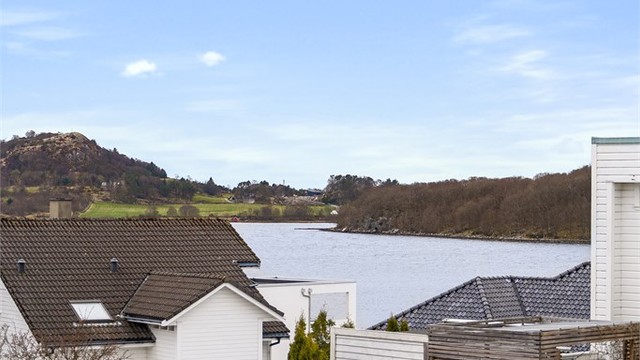 Hafrsfjord er nærmeste nabo.