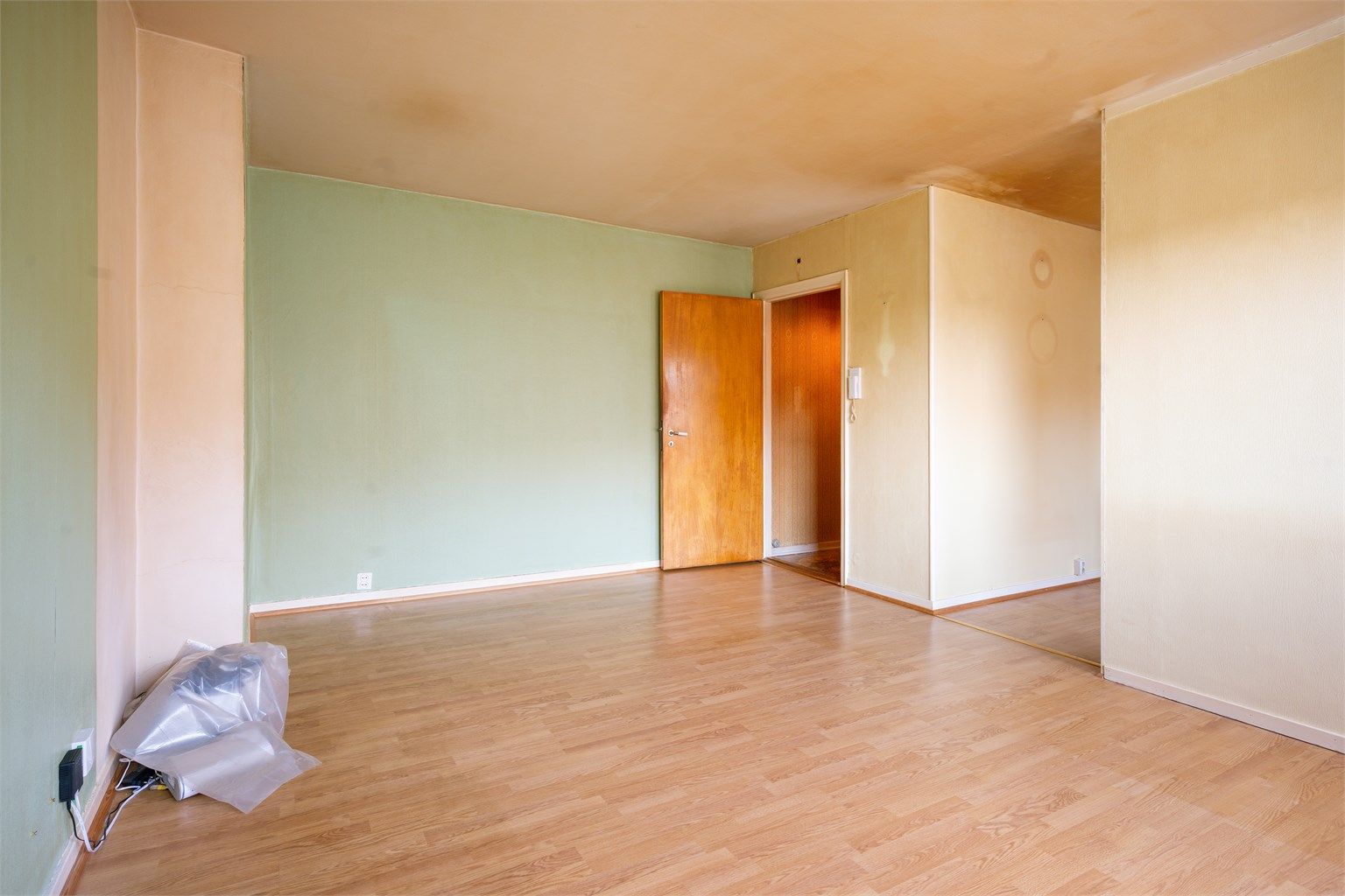 Stuearealet måler romslige 17 kvm og har plass til sofagruppe med tilhørende TV-møblement og spisegruppe. 