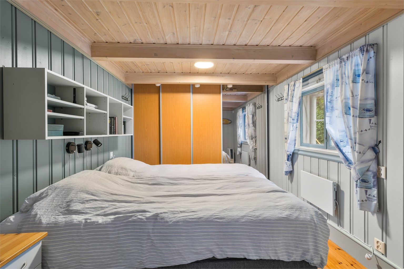 Soverom i første etasje, med god plass til dobbeltseng og garderobeløsning.