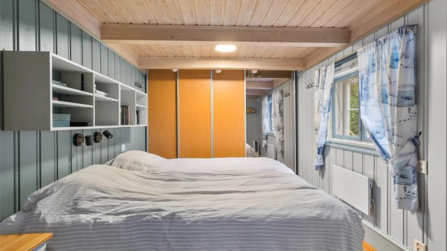 Soverom i første etasje, med god plass til dobbeltseng og garderobeløsning.