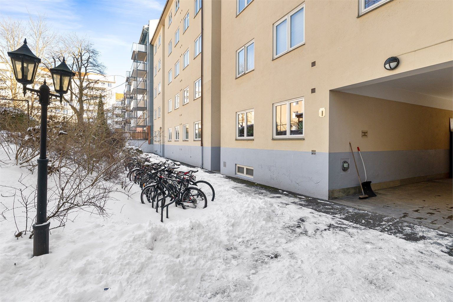 Det er felles sykkelparkering. Leiligheten disponerer også to boder, én på loft og én i kjeller.