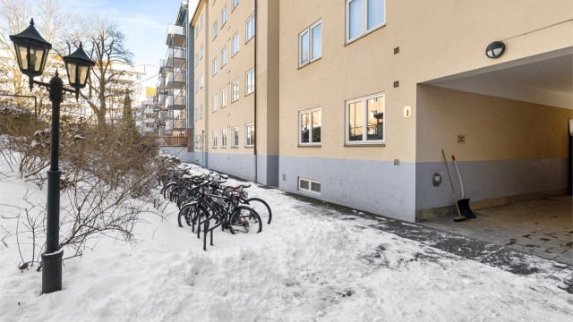 Det er felles sykkelparkering. Leiligheten disponerer også to boder, én på loft og én i kjeller.