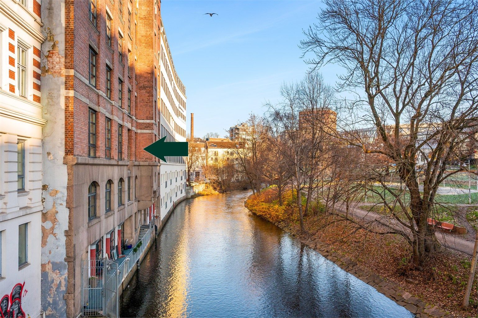 Flotte Akerselva rett utenfor vinduet. Pil til etasjen hvor leiligheten er.