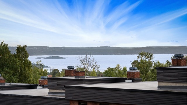 Fra balkongen er det fritt utsyn mot fjorden i det fjerne.