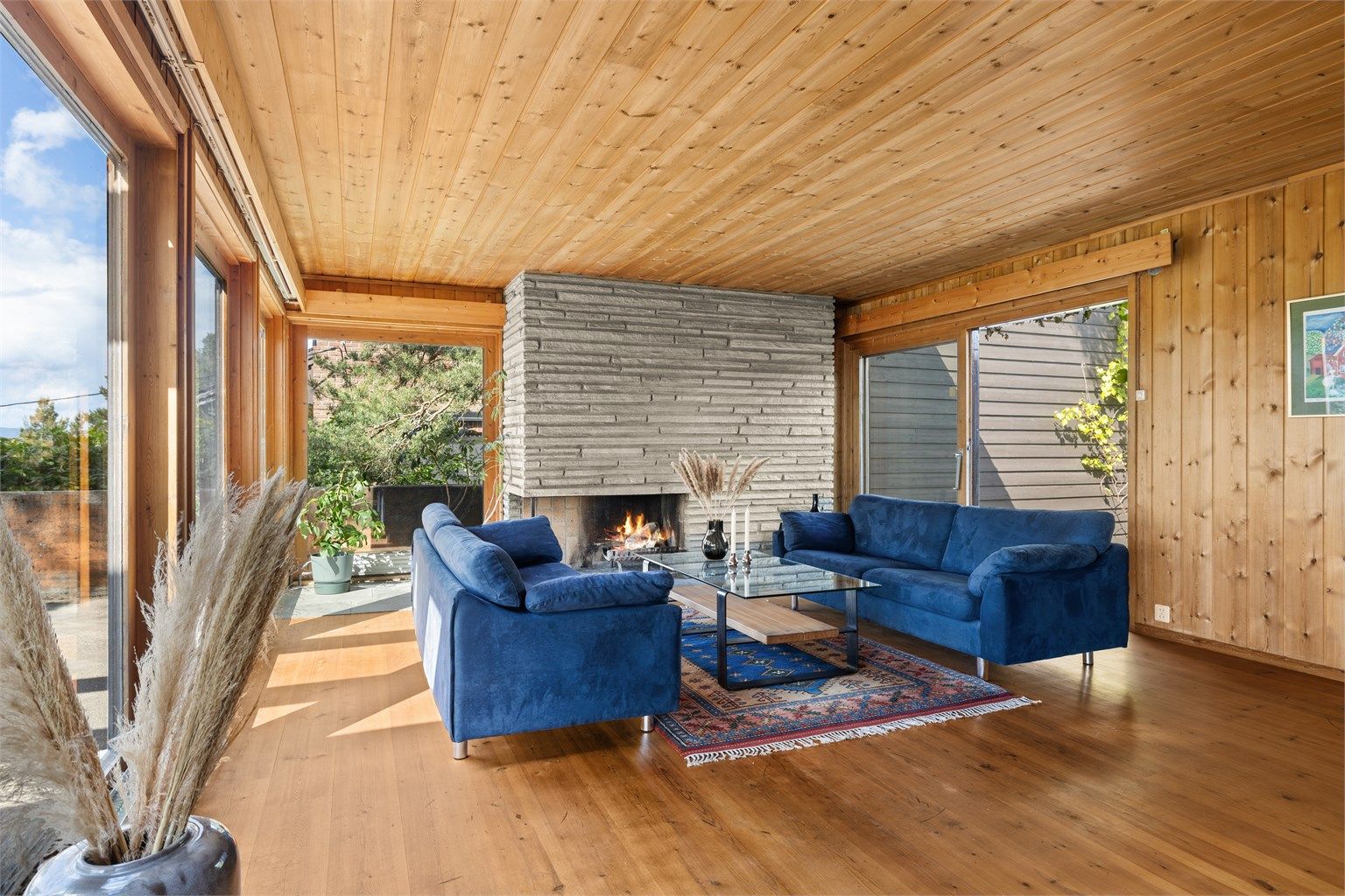 Stor og flott stue med peis