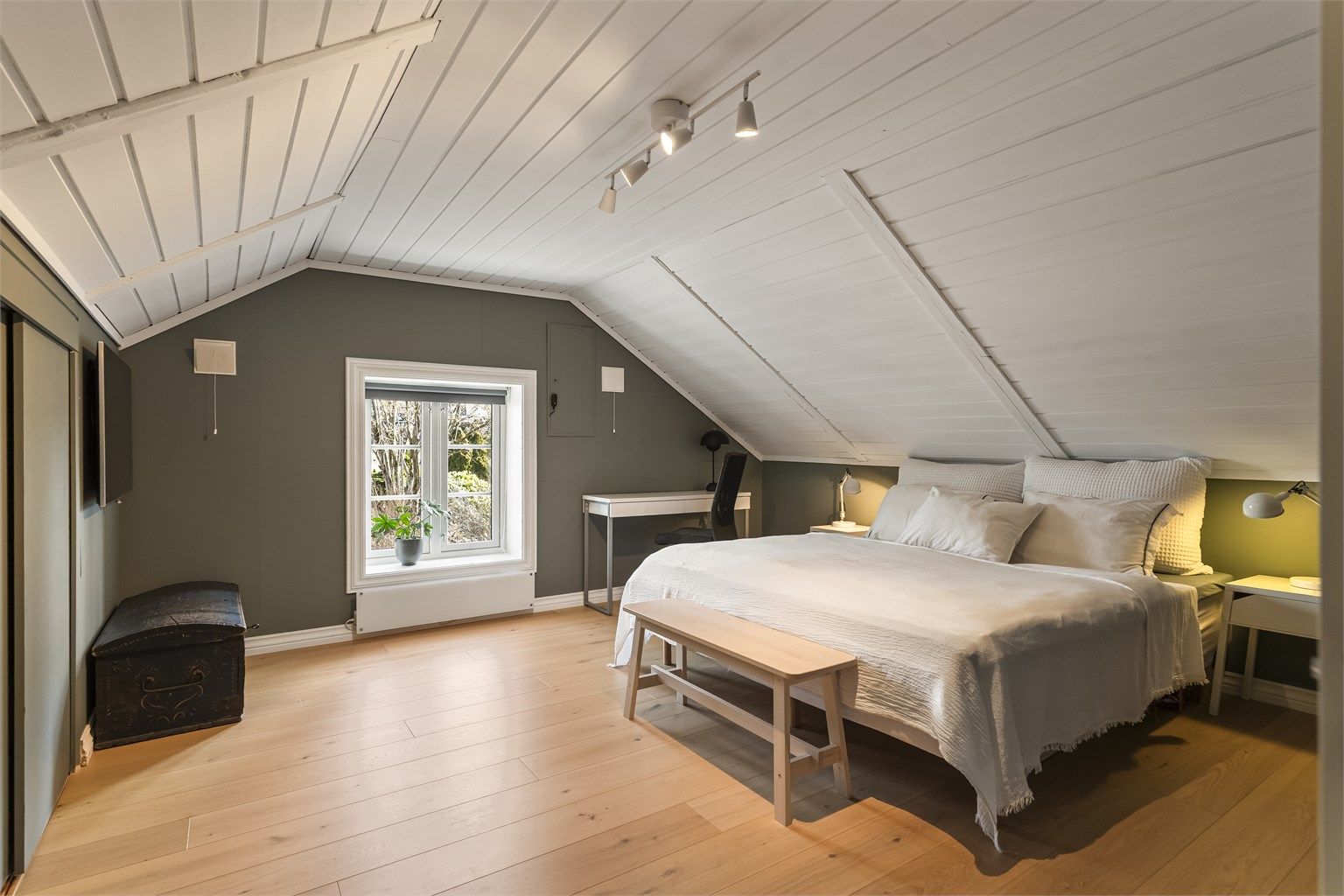 Det andre soverommet er romslig, med eikeparkett på gulv og malte, slette flater på veggene.