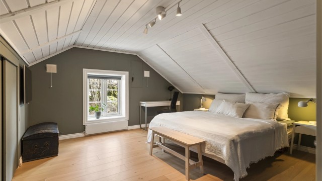 Det andre soverommet er romslig, med eikeparkett på gulv og malte, slette flater på veggene.