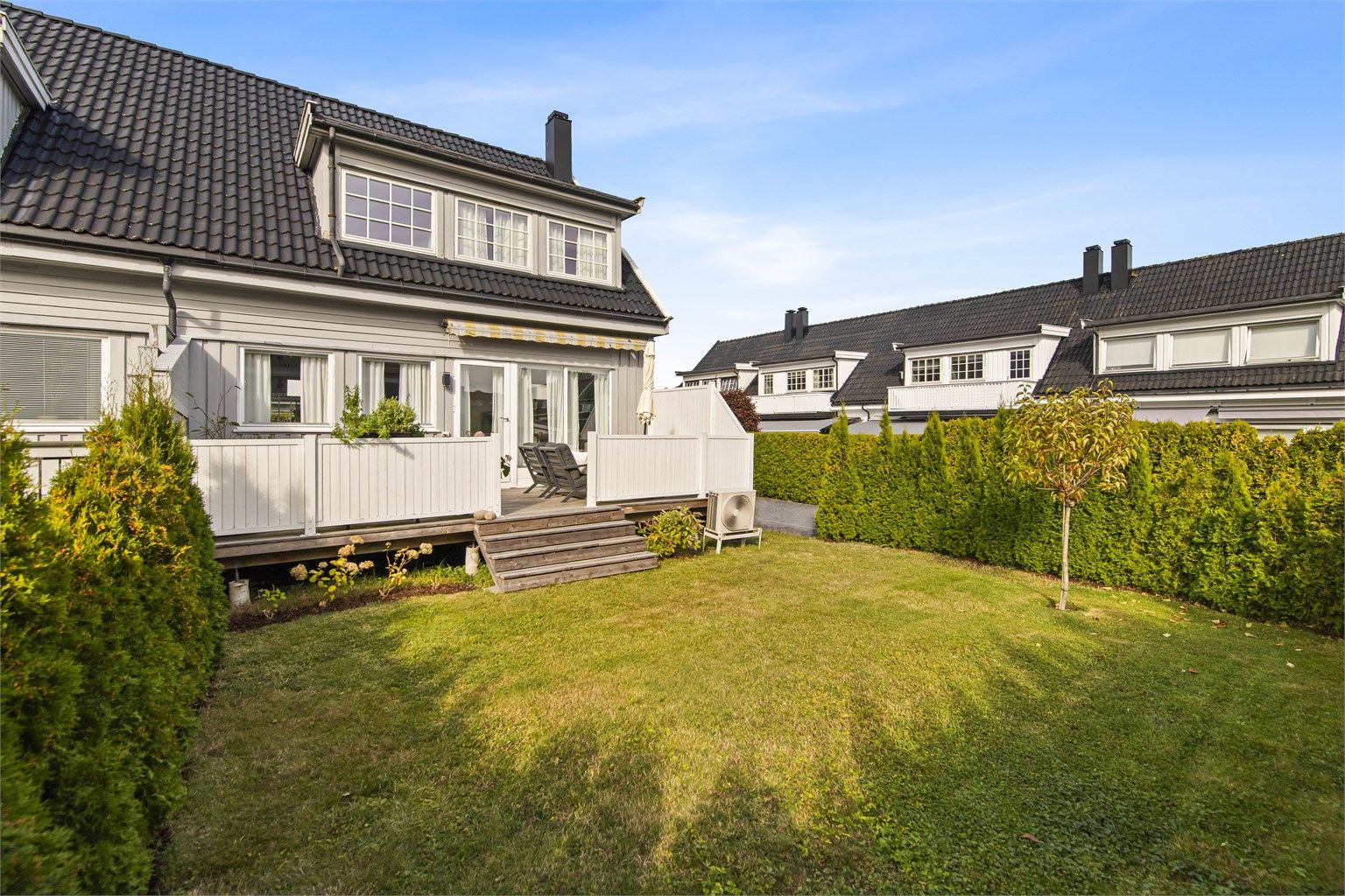 Den sydvest-vendte hagen er pent opparbeidet og skjermet med hekk.