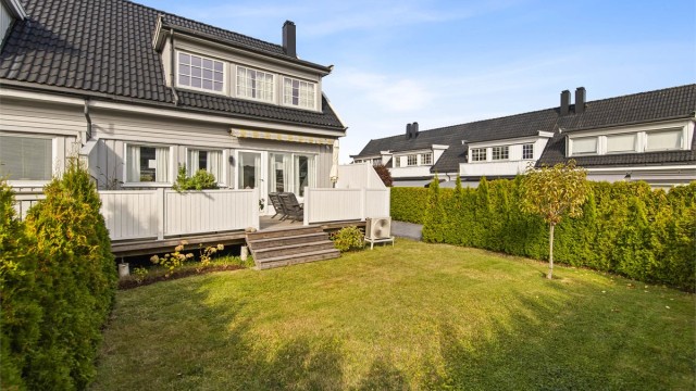 Den sydvest-vendte hagen er pent opparbeidet og skjermet med hekk.