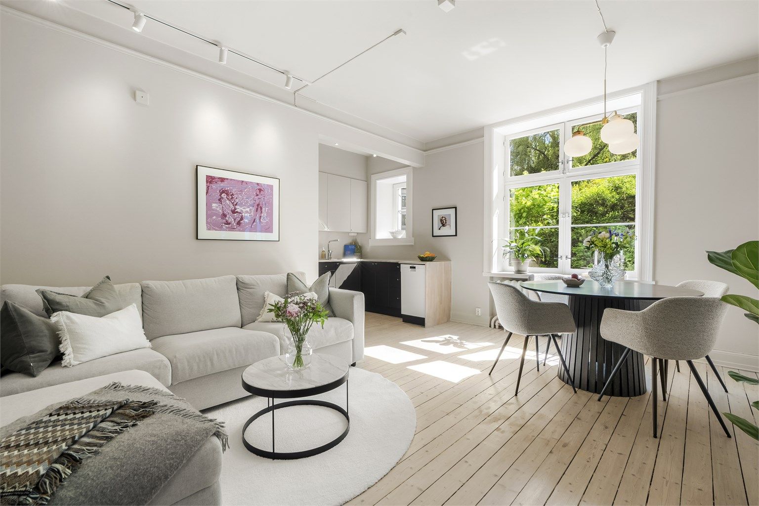 Velkommen til denne stilige og velholdte leiligheten på Bislett, presentert av Marius Dyngeland Iversen. 