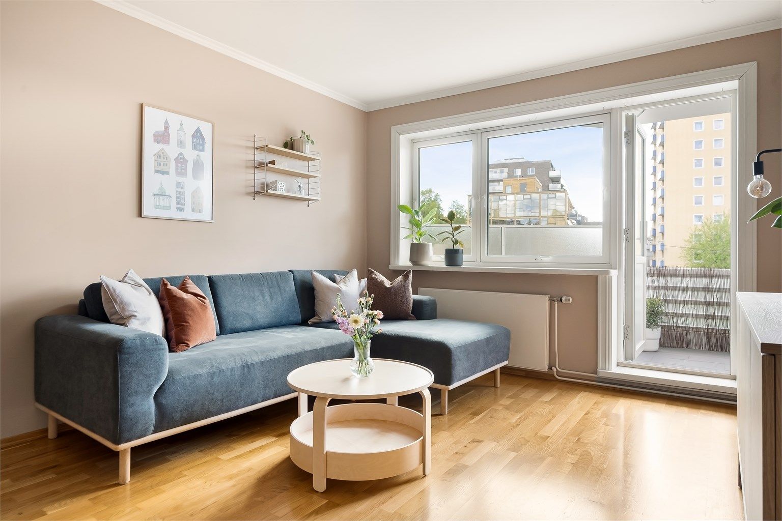 Fra stuen er det direkte utgang til den sydvendte balkongen på 10 m².